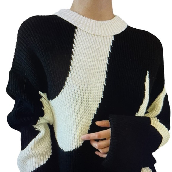 Sweater Oversized Black and White abstract round neck layering piece Size M or 6 - Picture 5 of 6